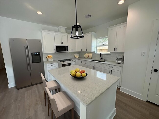 Building Photo - 243 Broadhurst Dr