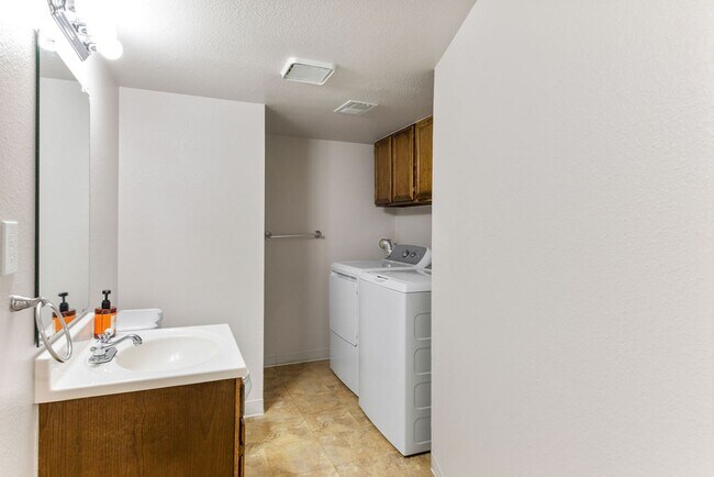 Building Photo - 4 Bedroom 2 Bathroom Large Yard in South West Fort Collins