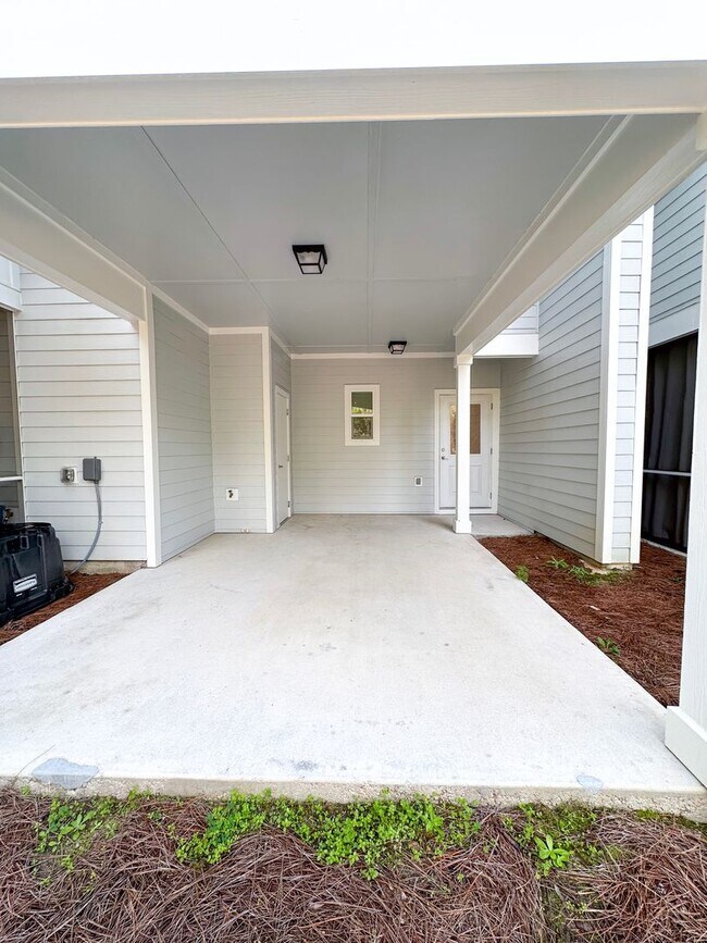 Building Photo - Centrally located townhome in The Verandas