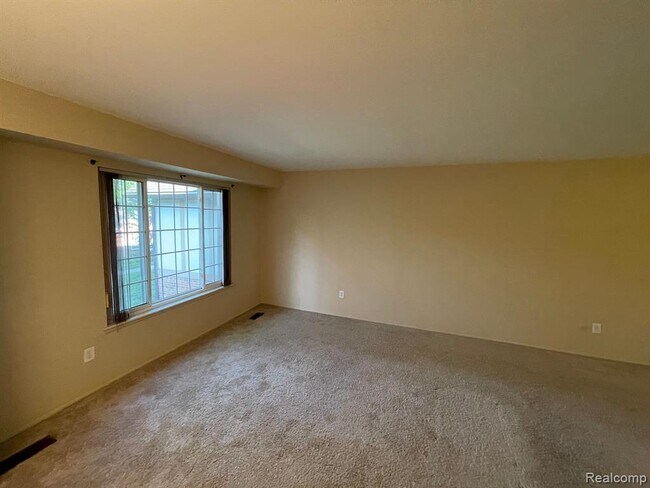 Building Photo - 30272 Southfield Rd
