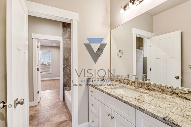 Building Photo - 1098 S High Ridge Dr