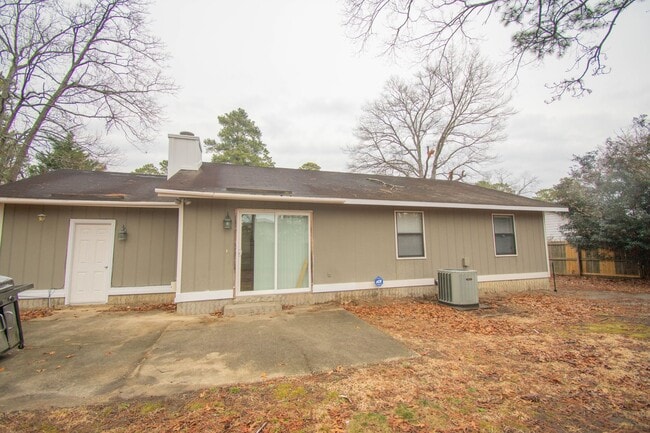 Building Photo - 3 Bedroom 2 Bathroom - Pets Allowed!