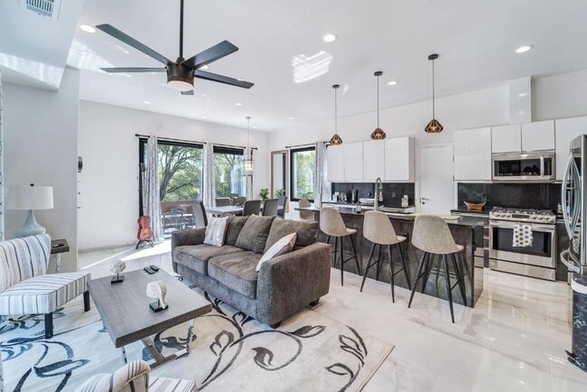 Building Photo - 1409 E M. Franklin Ave