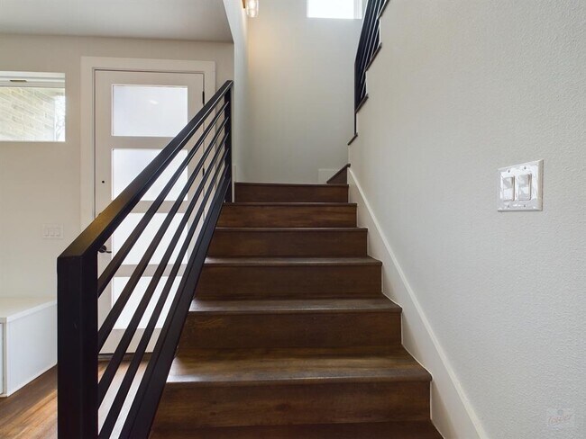 Building Photo - 1402 W 51st St