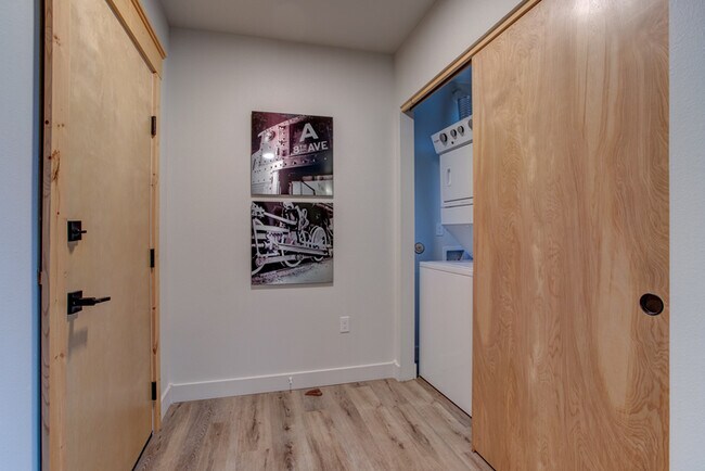 Building Photo - Luxury top floor 2bd in the heart of Sellw...