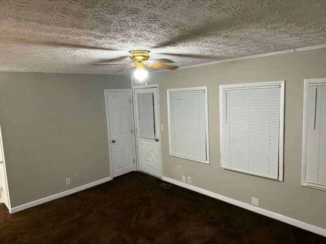Building Photo - Oak Ridge 37830 - 2 bedroom 1 bath apartment - Contact Lisa Vineyard or Shannon Russell (865) 216...