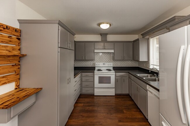 Building Photo - **MOVE IN SPECIAL!** Pet Friendly Charming 3 Bedroom Home with large office!