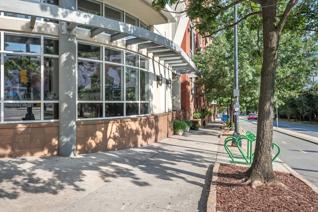 Building Photo - Stylish Uptown 2BD Condo with Balcony, Par...