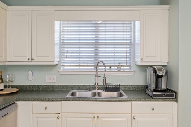 Building Photo - 2702 Beacon Ct