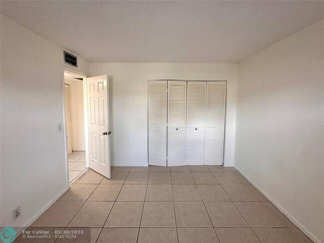 Building Photo - 4263 Oak Terrace Dr