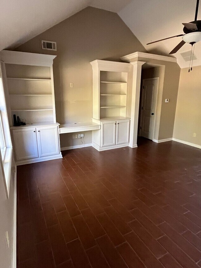 Building Photo - Country Living at it's best