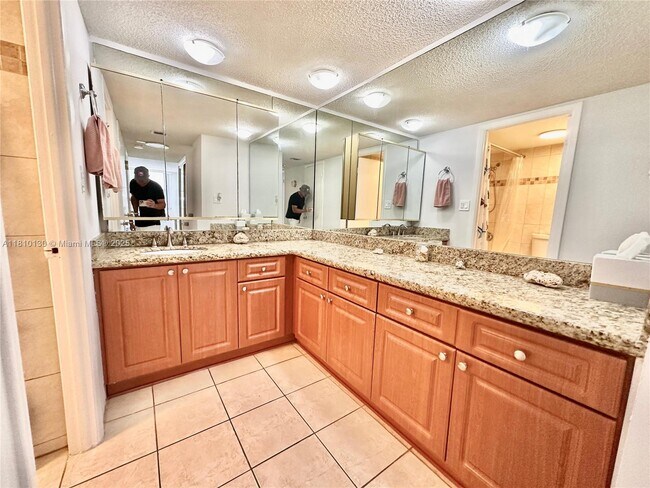 Building Photo - 6039 Collins Ave