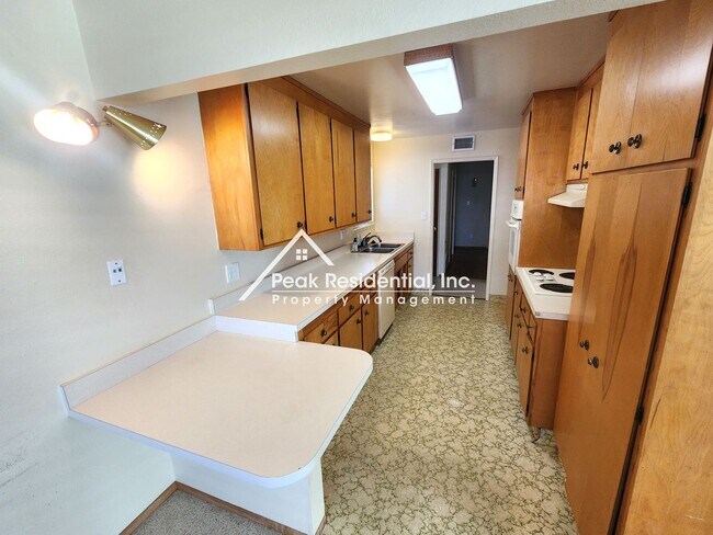 Building Photo - Charming 4bd/2ba Home with Large Backyard