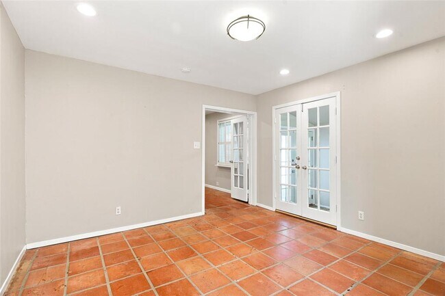 Building Photo - 3005 Village Dr