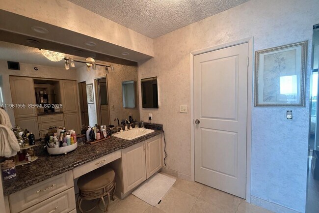 Building Photo - 20505 E Country Club Dr