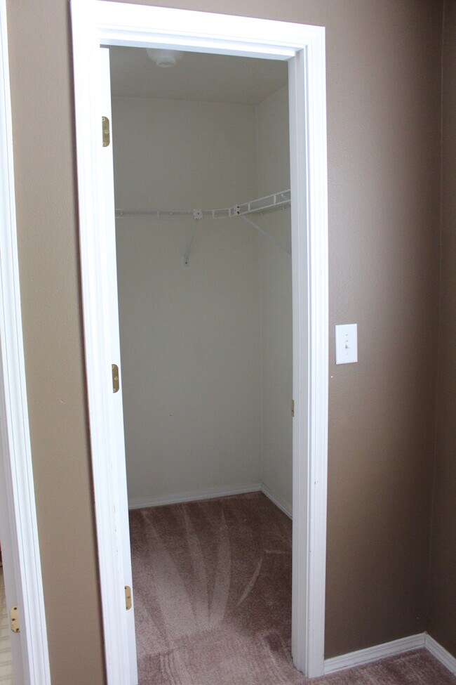 Building Photo - NE 4 Bedroom, 3 Bath, Gas Fireplace/Heat, ...