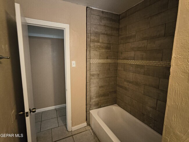 Building Photo - 4918 Guadalupe Dr