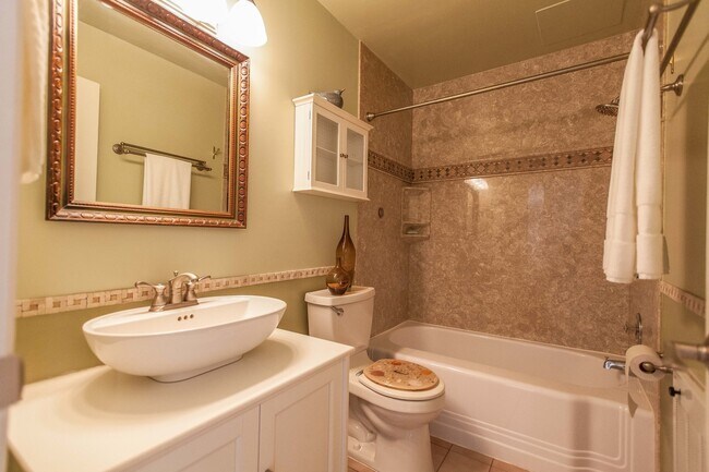 Building Photo - 960 Shorepoint Ct