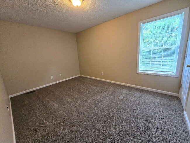 Building Photo - 2100 Ringgold Ct