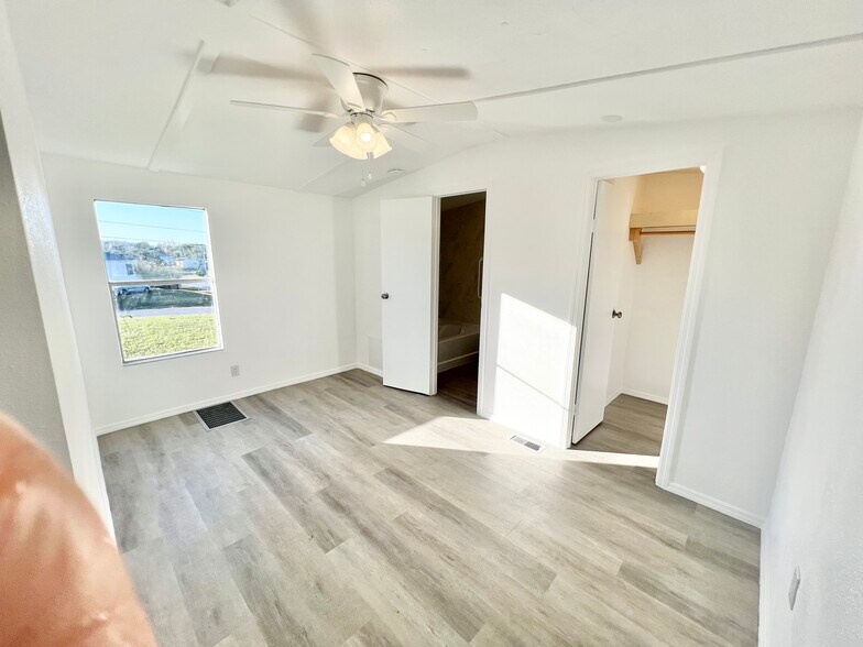 Building Photo - 14051 SE 63rd Ter