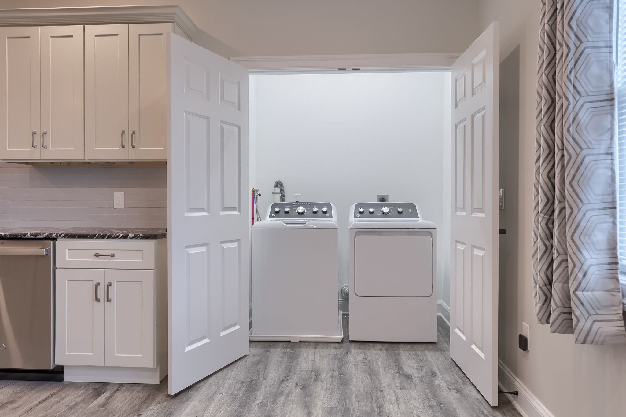 Building Photo - 231 E Main St