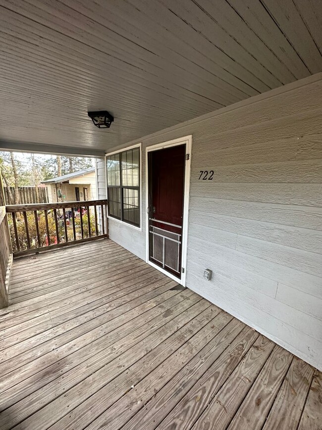 Building Photo - 3 bedroom 2 bath house in Midtown! Availab...