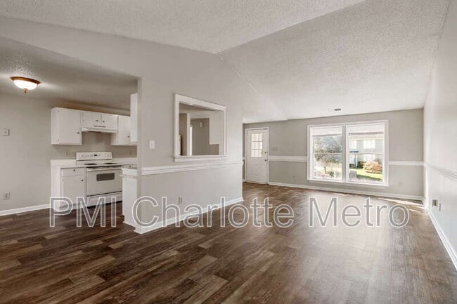 Building Photo - 3214 Old House Cir