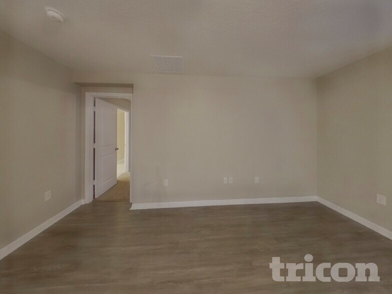 Building Photo - 1725 Garden View St