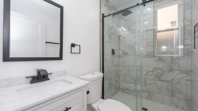 Building Photo - 2036 N Hoyne Ave