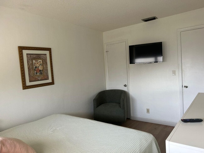 Building Photo - 1920 NE 51st Ct