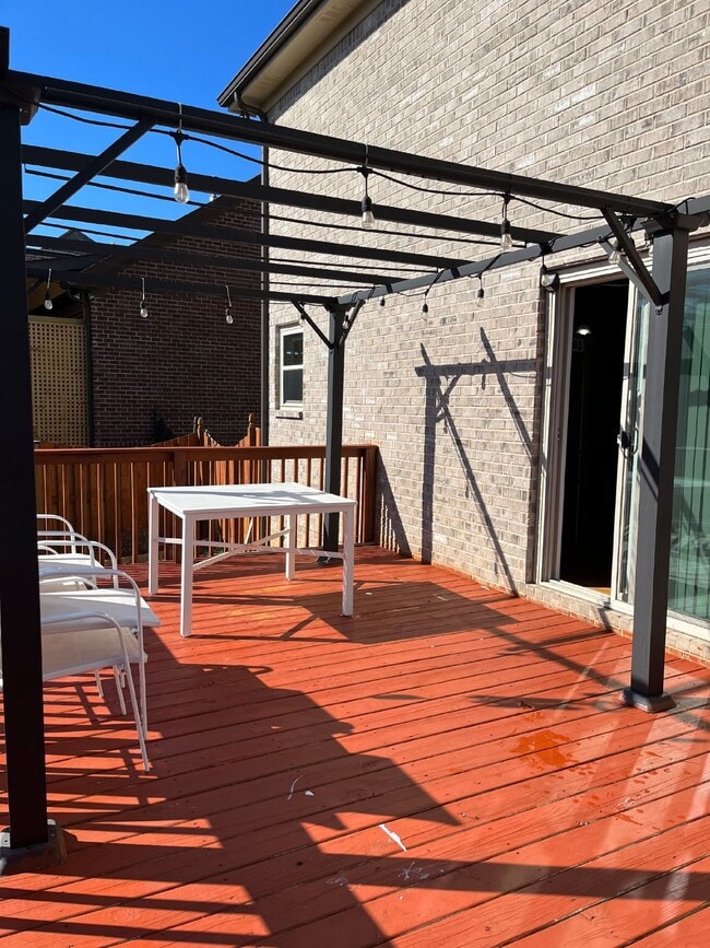 Building Photo - 6050 Sanmar Dr