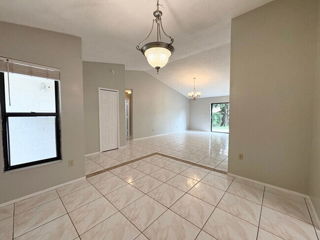 Building Photo - Great 3 BR home ~ Fenced Back Yard ~ A-Rat...