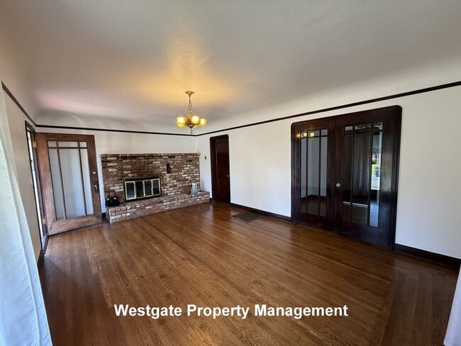 Building Photo - Darling Mediterranean-style 2/1 cottage in West Petaluma - 626 E Street