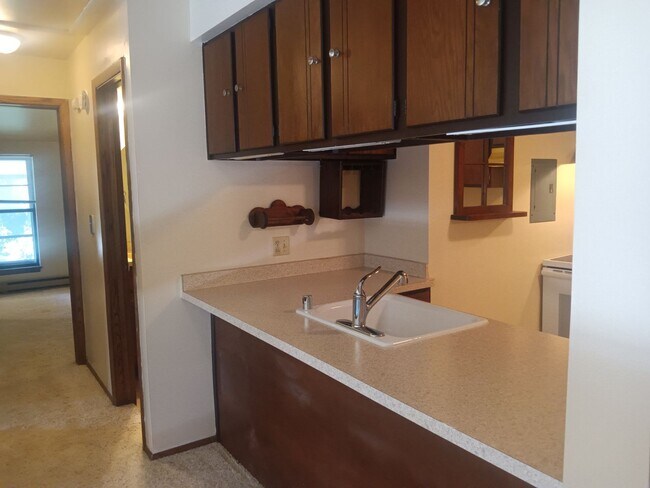 Building Photo - 2 Bedroom 1.5 bathroom condo