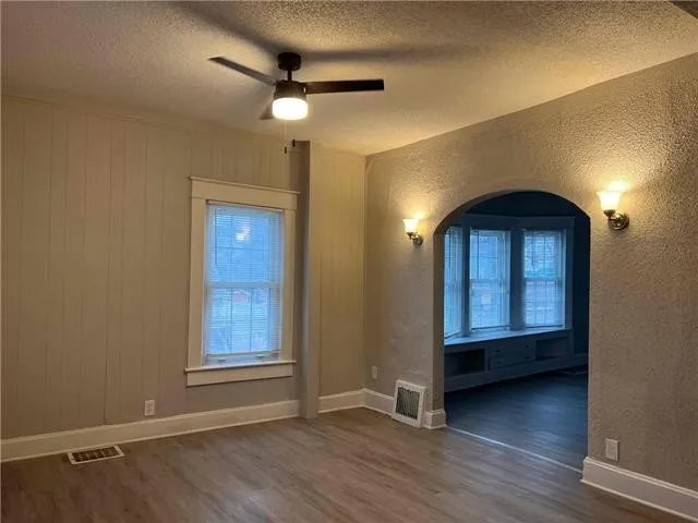 Building Photo - 242 N Valley St