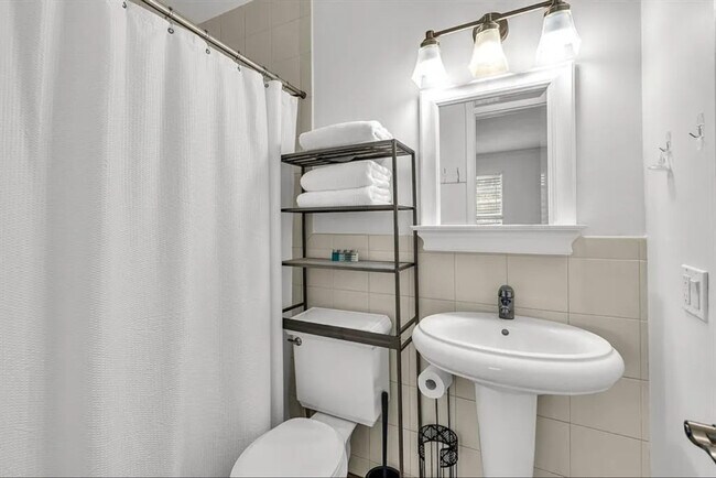 Building Photo - 1684 SE 10th Ave