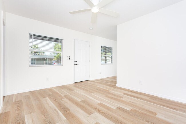 Building Photo - COMING SOON!!! $1000 OFF Move In Special!!...