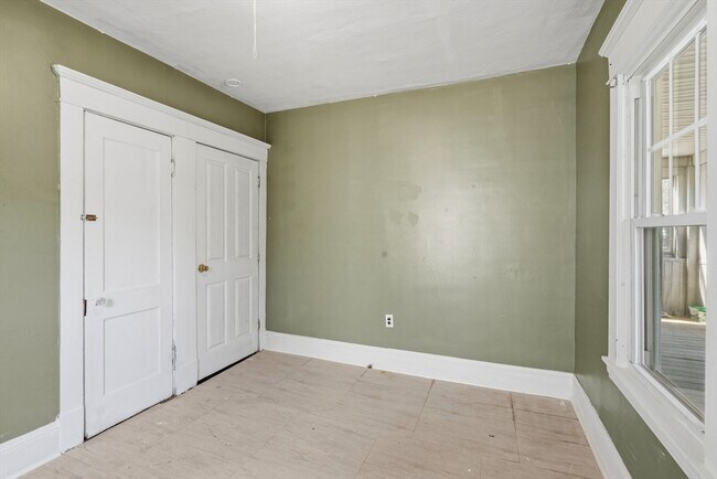 Building Photo - 371 Oakland St