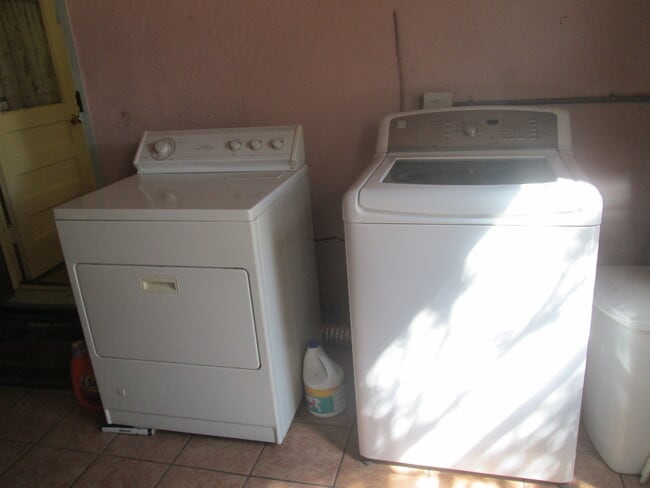 Building Photo - UNM LAW SCHOOL NORTH CAMPUS 3 Bedroom 2 Bath  with Garage