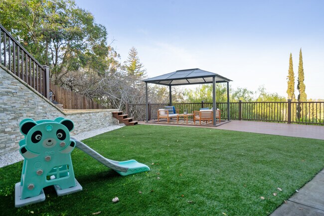 Building Photo - 421 Summit Rd