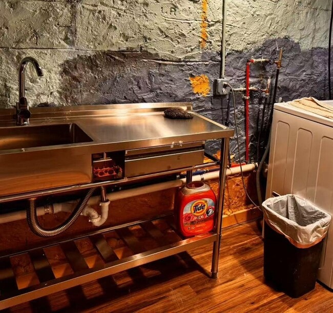 Building Photo - 513 S Brooks St