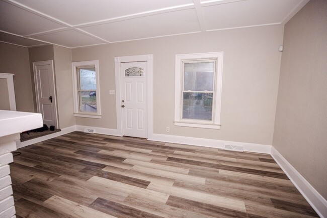 Building Photo - Beautifully remodeled three bedroom home i...