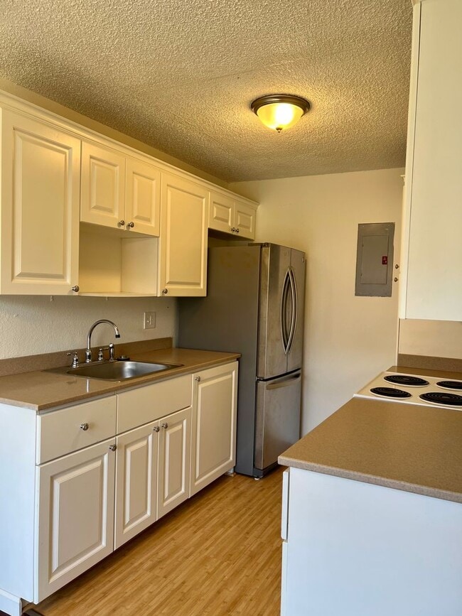 Building Photo - Charming Townhouse-2Bedrooms, 1Bathroom, 2...