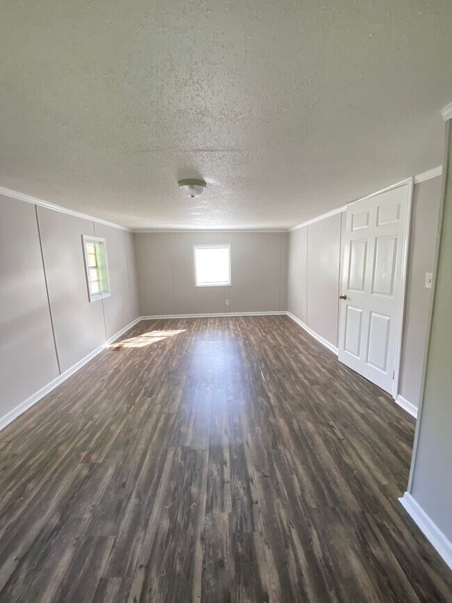 Building Photo - 3 Bedroom 1 Bathroom House