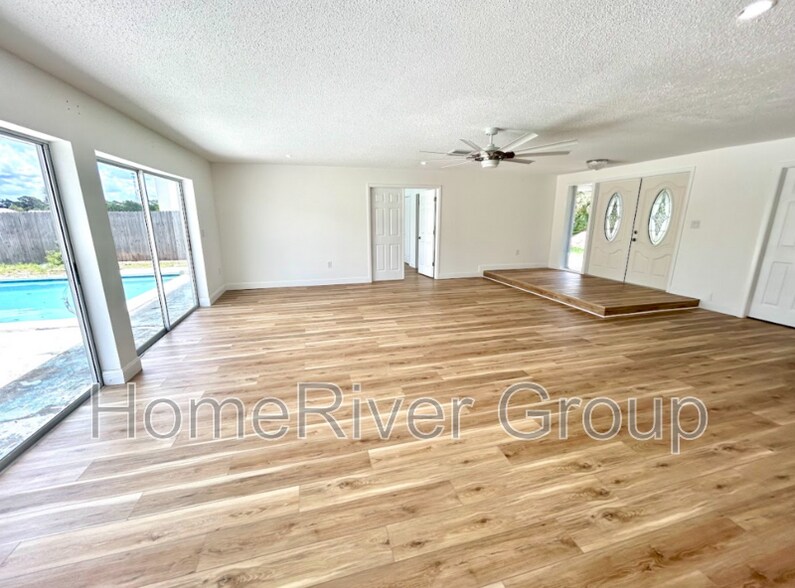 Building Photo - 565 Clearview Dr