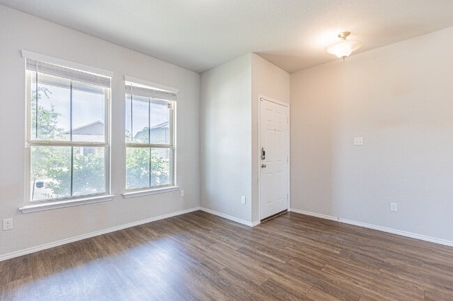 Building Photo - 5930 Ivans Farm