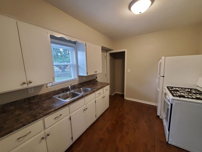 Building Photo - 2 bedroom, 1 bathroom home!
