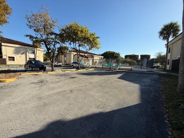 Building Photo - 660 W Park Dr