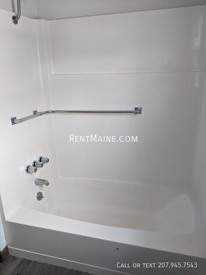 Building Photo - 13 Hemlock St