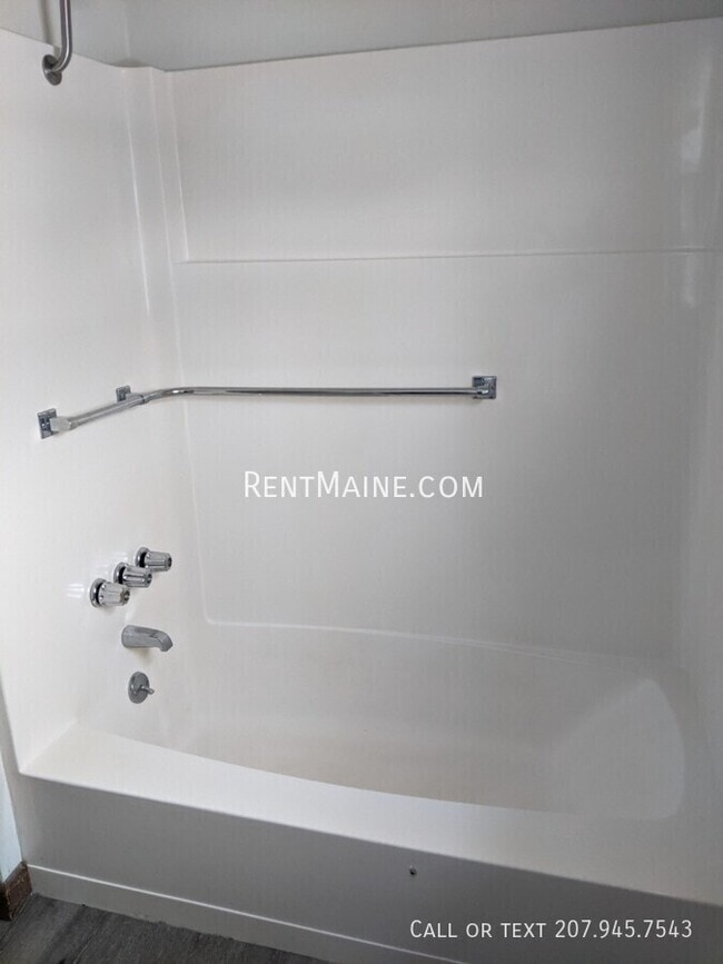 Building Photo - 13 Hemlock St